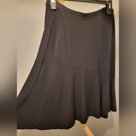 Ruffled hem stretch skirt - Picture 2 of 4